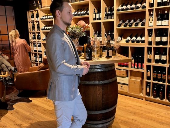 Weinprobe an der Vinothek-Bar im Thoki Studio