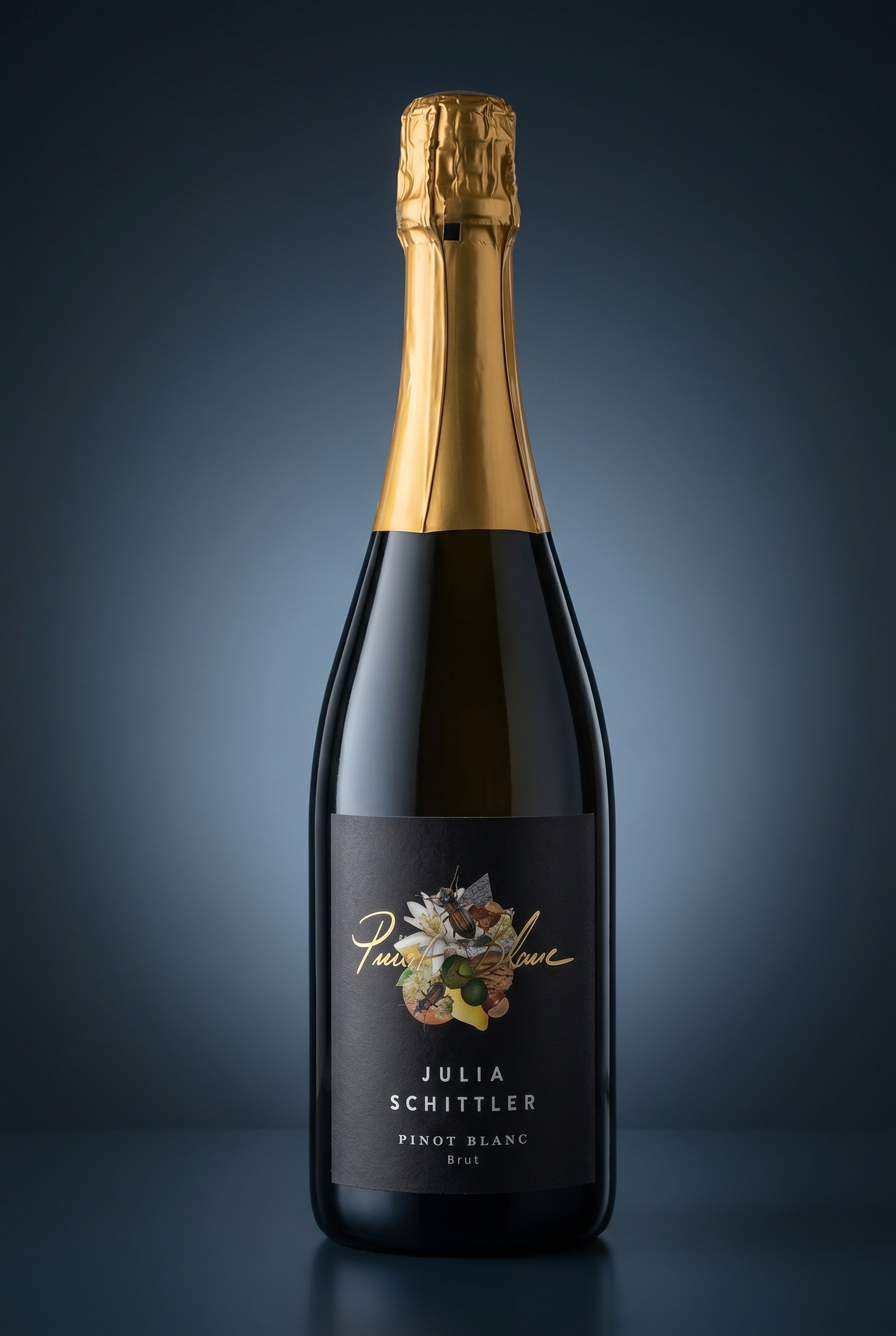 Julia Schittler Pinot Blanc Brut, freigestellte Flasche auf dunklem Verlauf