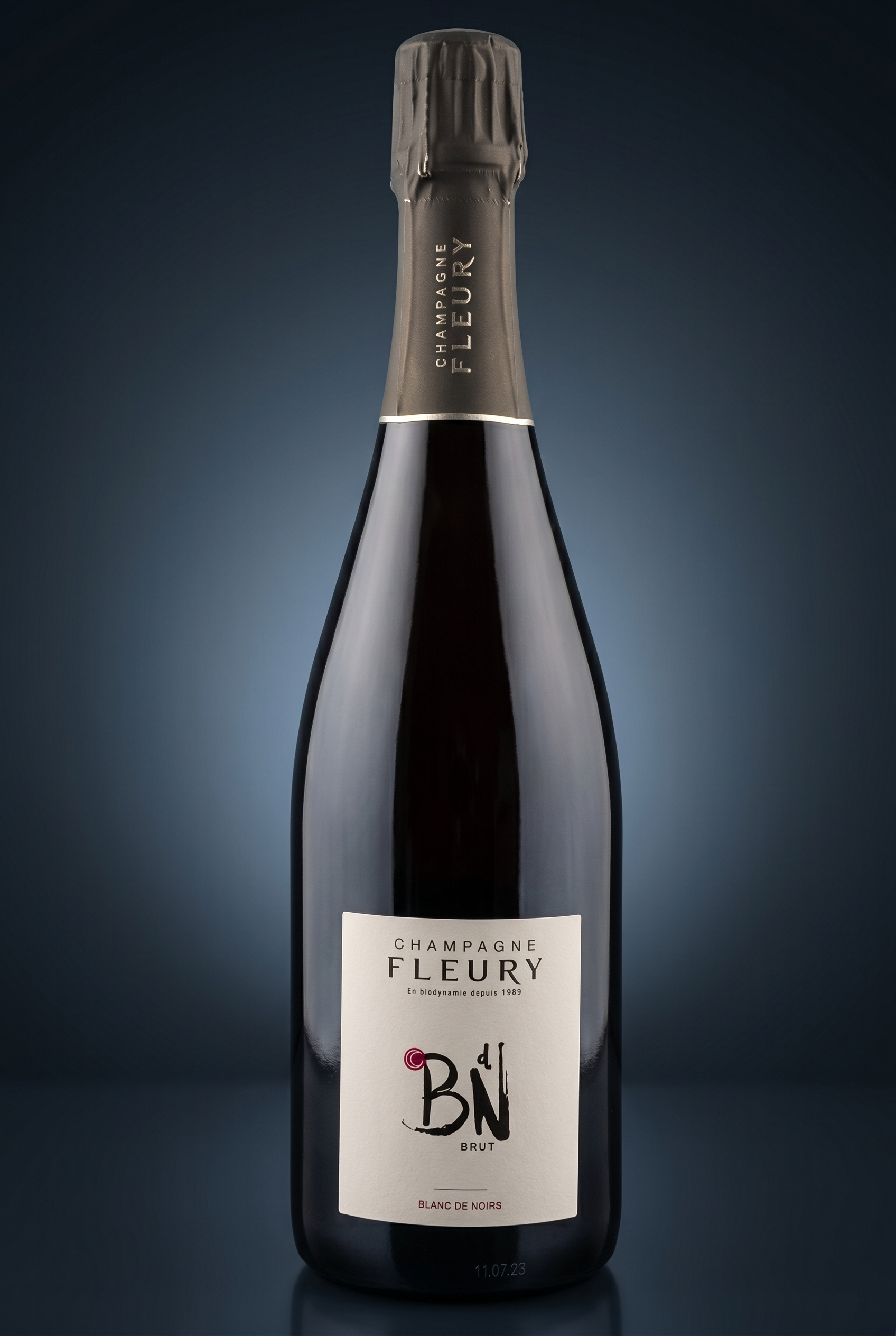 Fleury Blanc de Noirs Brut, freigestellte Flasche auf dunklem Verlauf