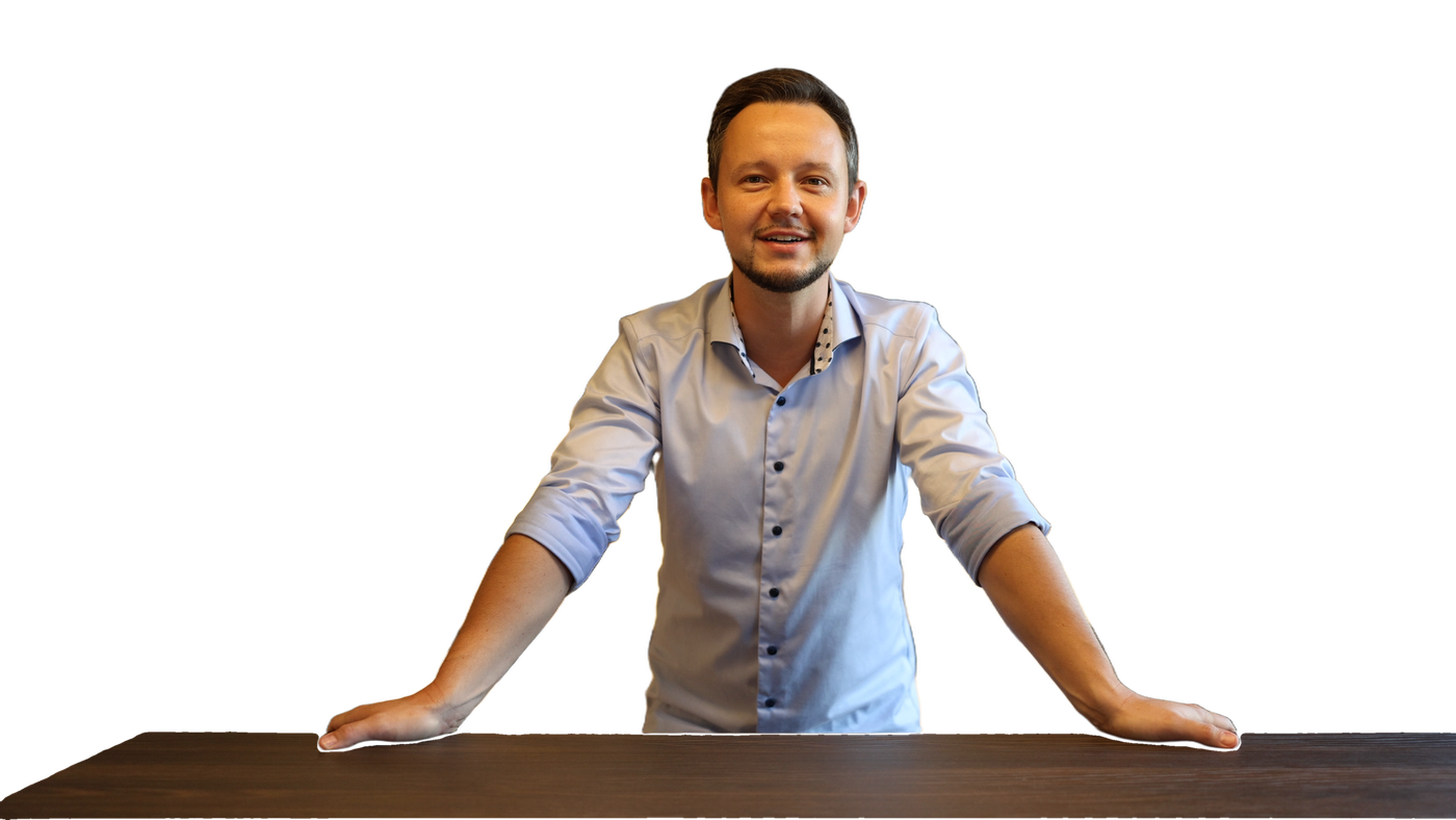 Thomas Kirschner am Beratungstisch im Thoki Studio Wörthsee: vor der Material-Wand mit Front- und Holz-Mustern, freigestellt für Brand-Card