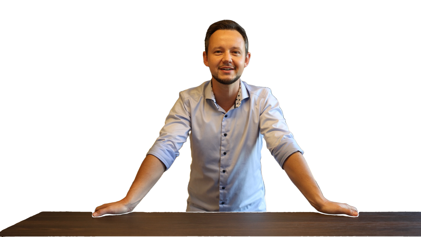 Thomas Kirschner am Beratungstisch im Thoki Studio Wörthsee: vor der Material-Wand mit Front- und Holz-Mustern, freigestellt für Brand-Card