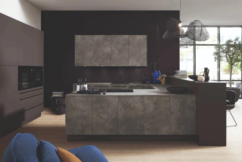 Moderne Küche in Sandstein Grau mit integrierten Geräten