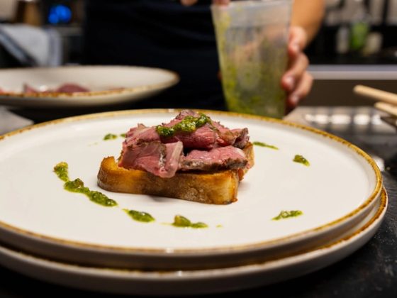 Steak-Gericht wird beim Weinzeit-Abend an der Liveküche angerichtet