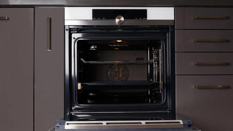 Sauberer Backofen von innen mit glänzenden Wänden und Grillrost nach professioneller Reinigung