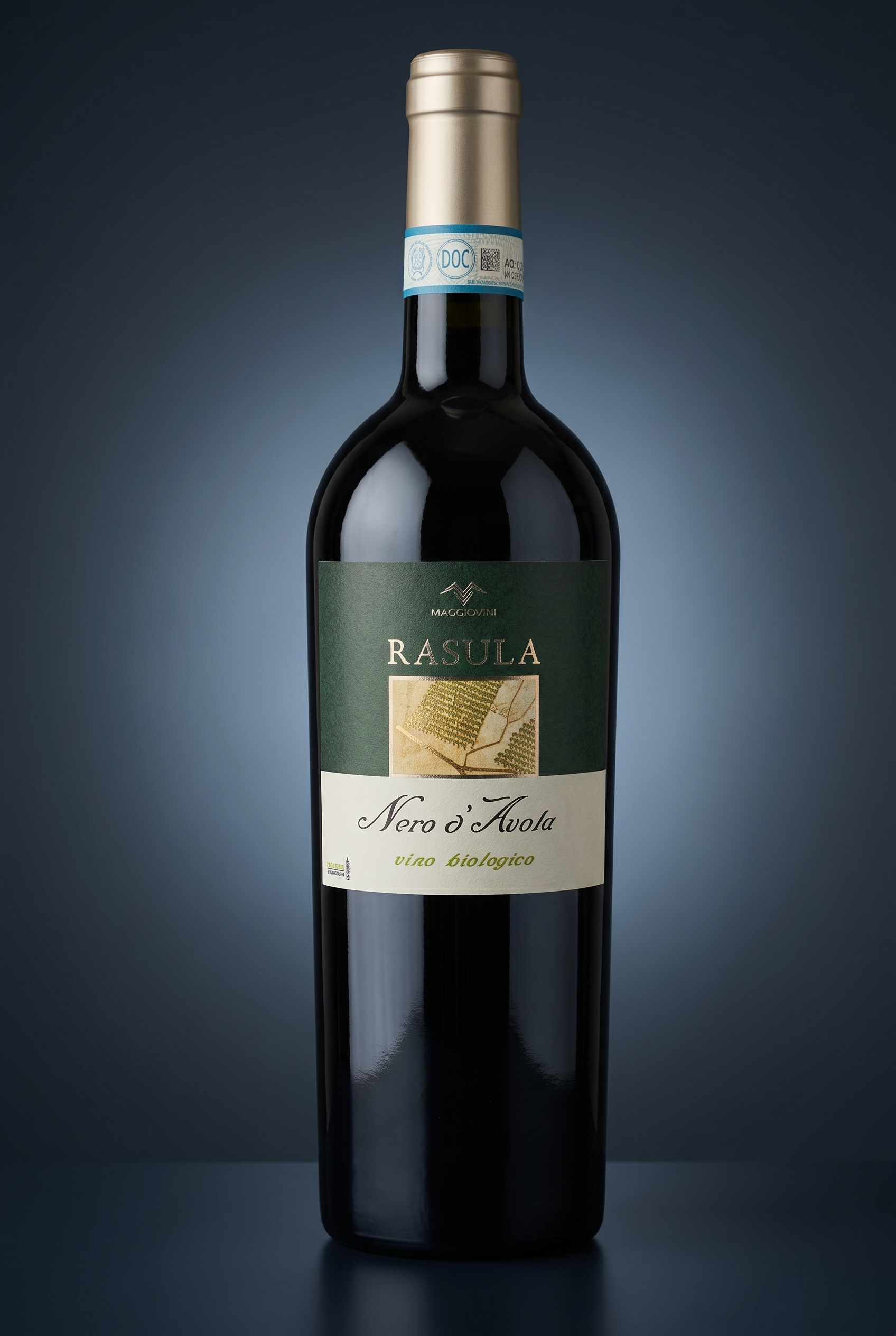 Rasula Nero d'Avola, freigestellte Flasche auf dunklem Verlauf