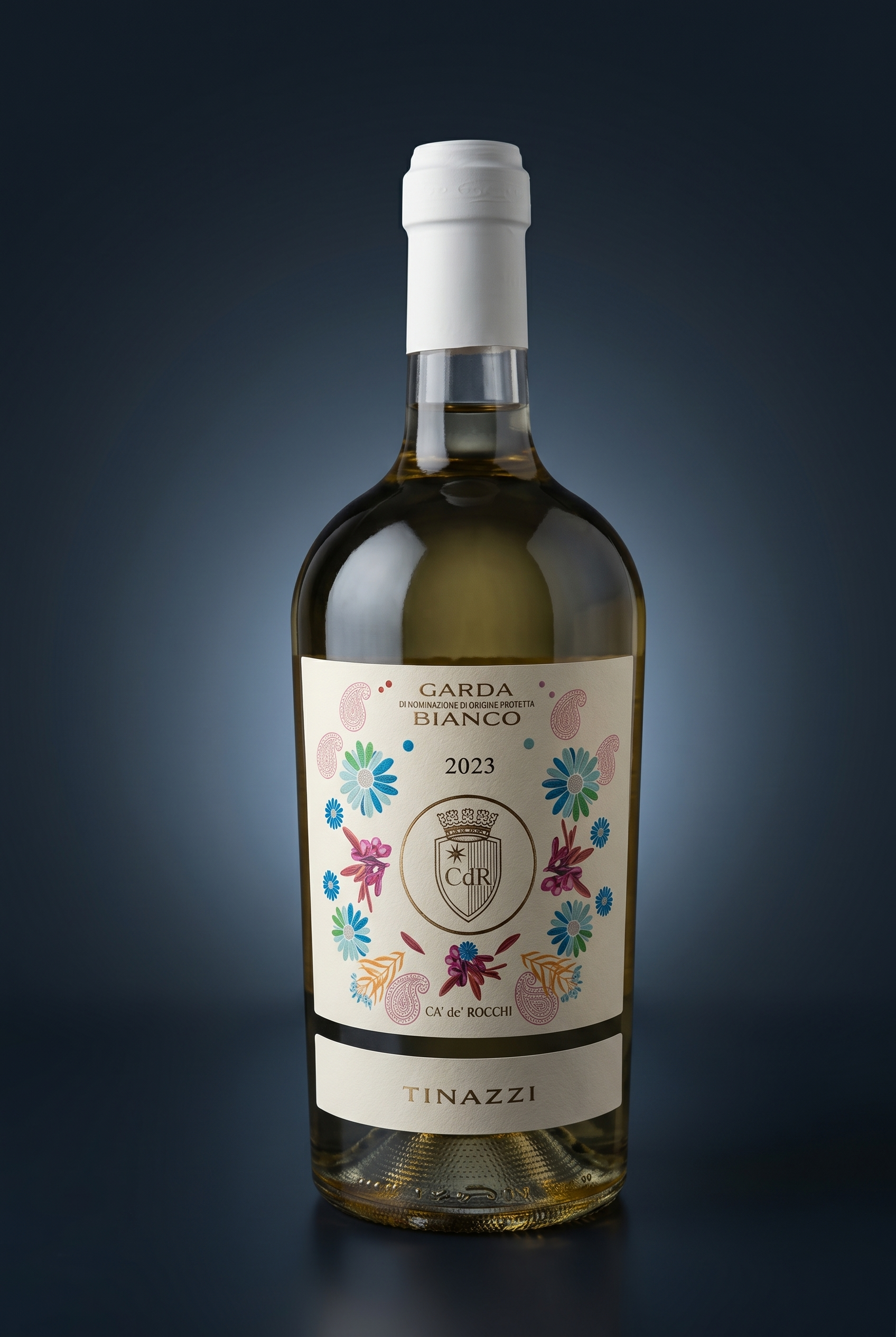 Tinazzi Garda Bianco 2023, freigestellte Flasche auf dunklem Verlauf