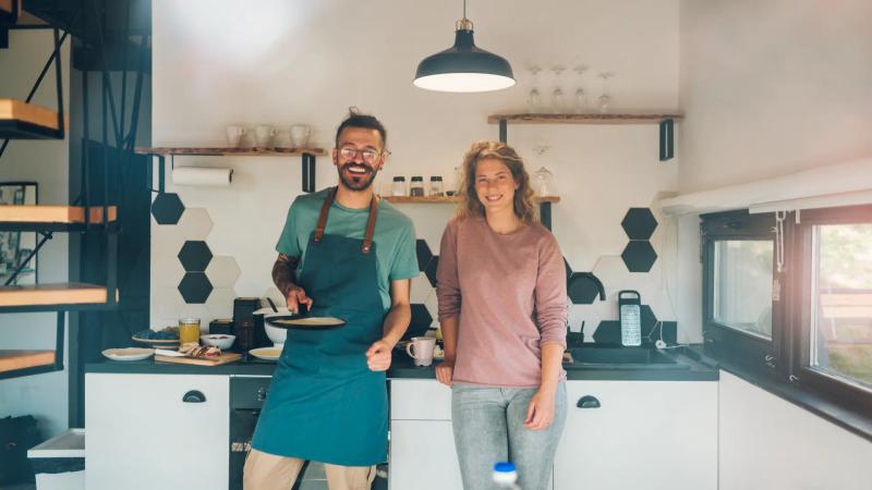 Paar kocht gemeinsam in moderner Küche mit hochwertigen Geräten, Küchenplanung Thoki Wörthsee