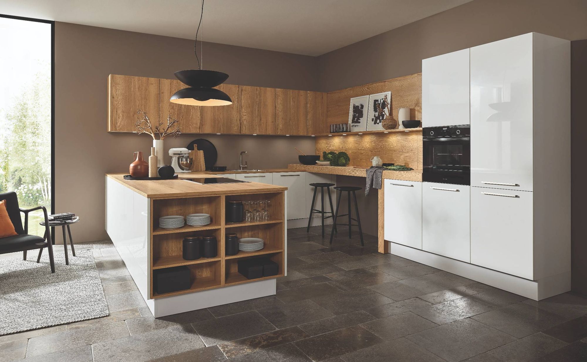 Thoki Referenzküche: Moderne Küche mit Holz- und Hochglanzfronten, Hauptansicht