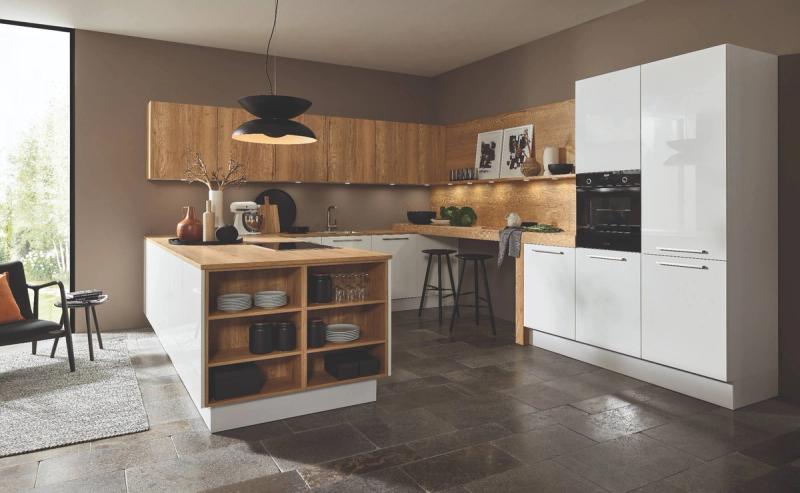 Moderne Küche mit Holz- und Hochglanzfronten