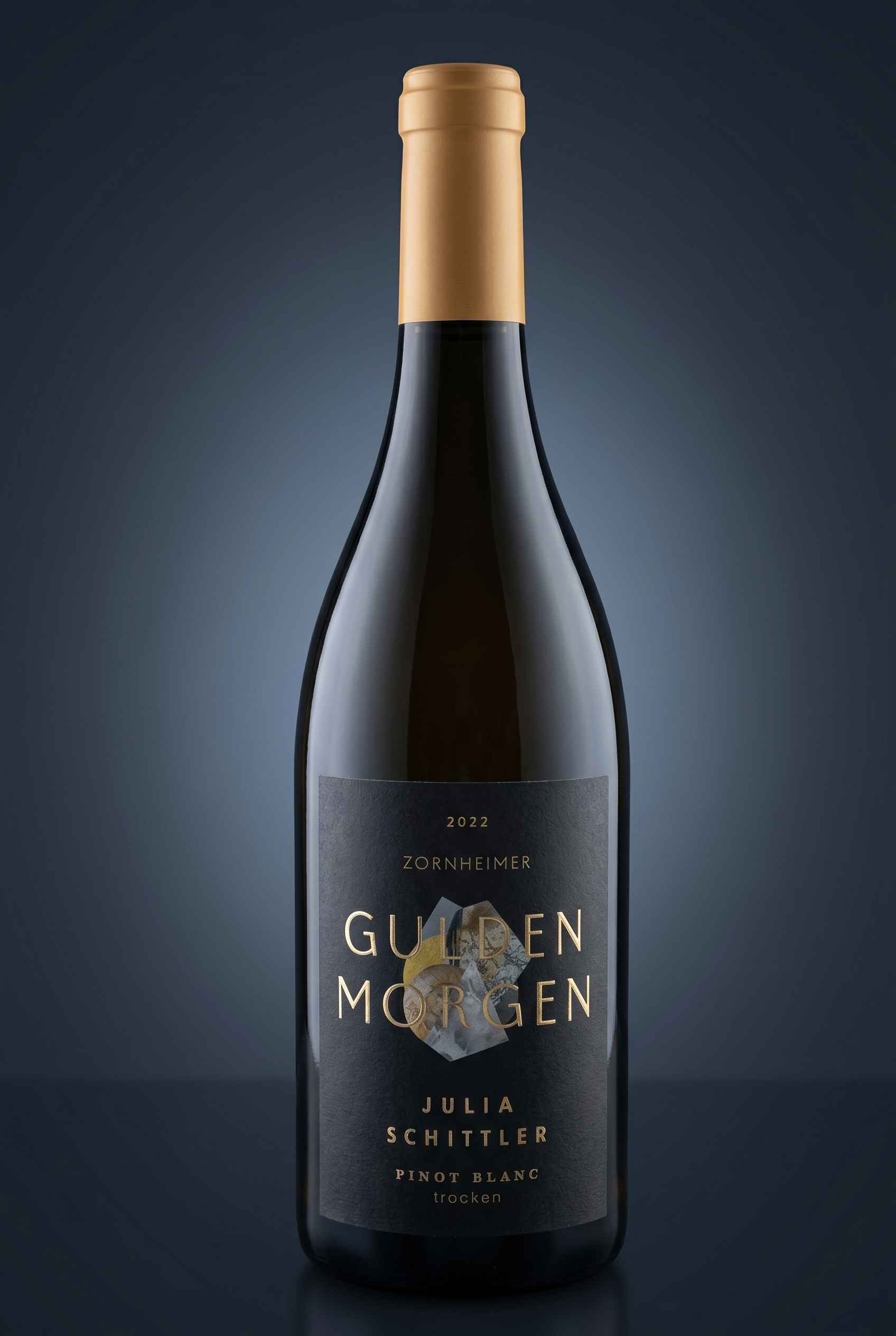 Julia Schittler Pinot Blanc, freigestellte Flasche auf dunklem Verlauf
