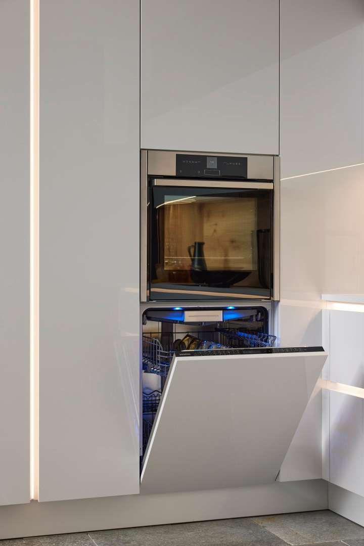 Innovative Raumnutzung: Geschirrspüler und Backofen, jetzt platzsparend kombiniert.