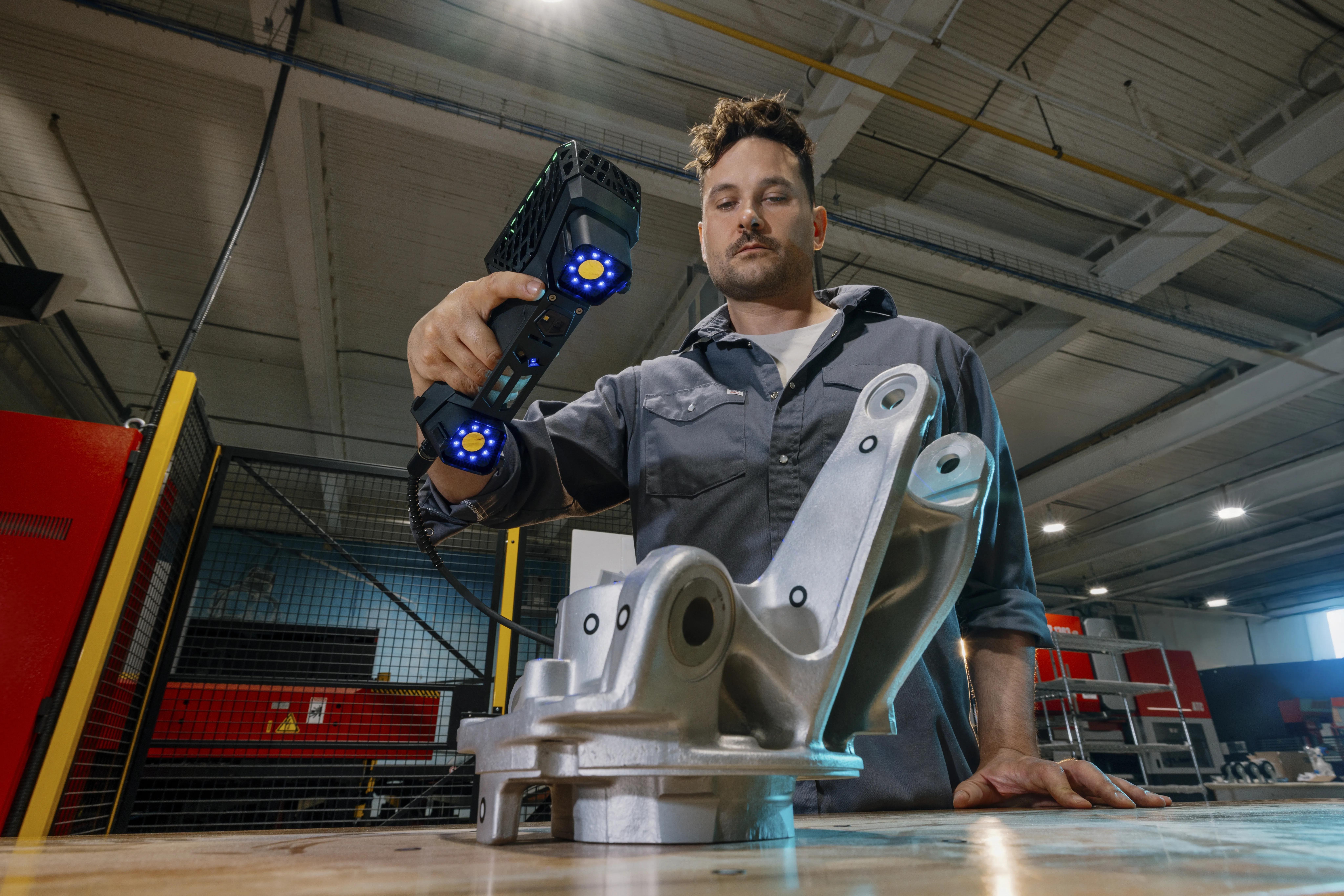 HandySCAN 3D skänner roolisõlme kohal, laserliinid nähtavad