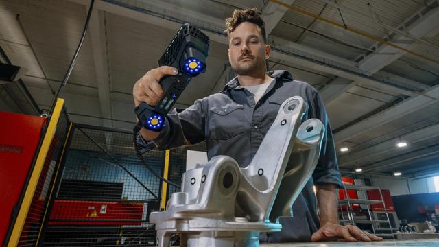 HandySCAN 3D skänner roolisõlme kohal, laserliinid nähtavad