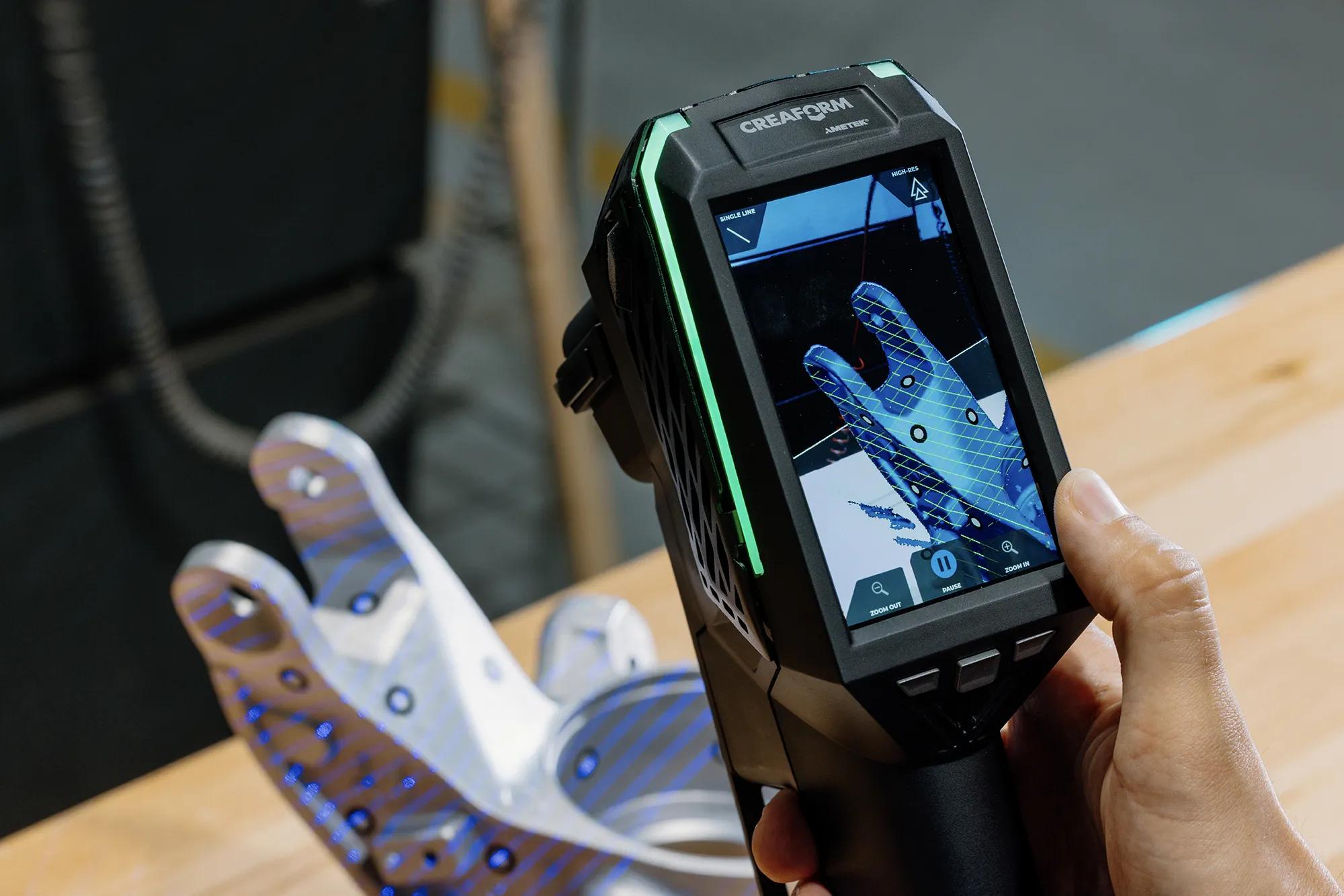 HandySCAN EVO skänner mõõdab metallist valudetaili, ekraanil 3D andmed