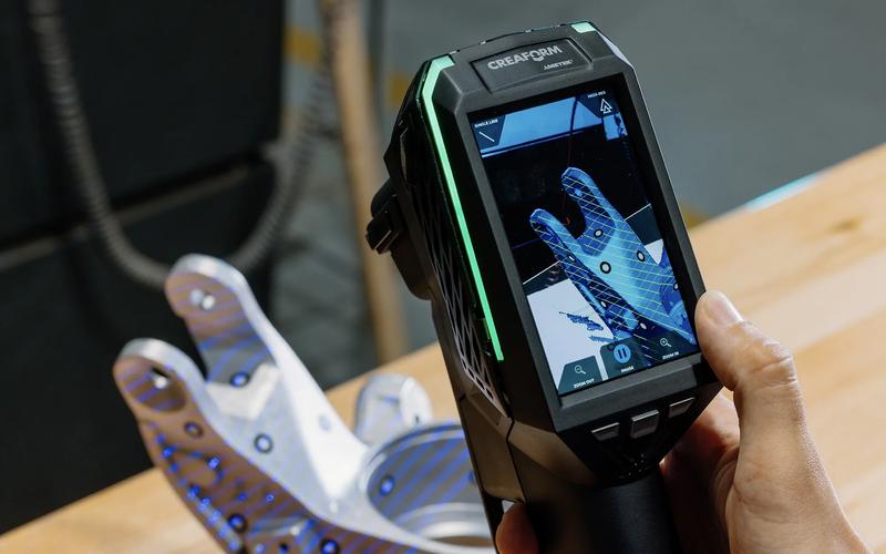 HandySCAN EVO skänner mõõdab metallist valudetaili, ekraanil 3D andmed