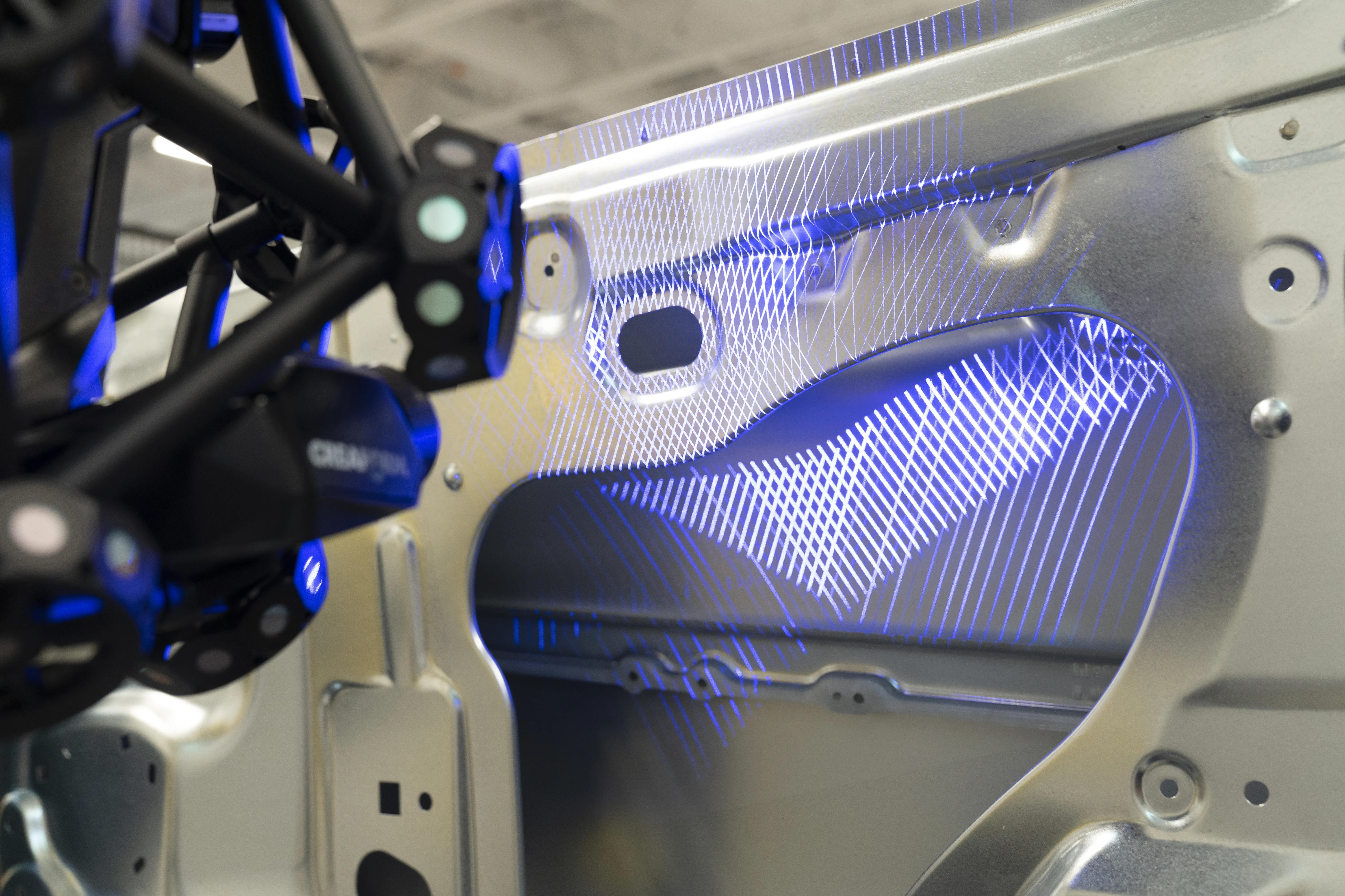 MetraSCAN-R BLACK skänner siniste laserliinidega autotööstuse metallpaneelil