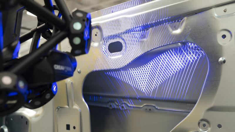 MetraSCAN-R BLACK skänner siniste laserliinidega autotööstuse metallpaneelil