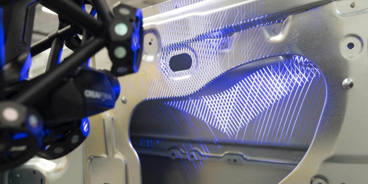 MetraSCAN-R BLACK skänner siniste laserliinidega autotööstuse metallpaneelil