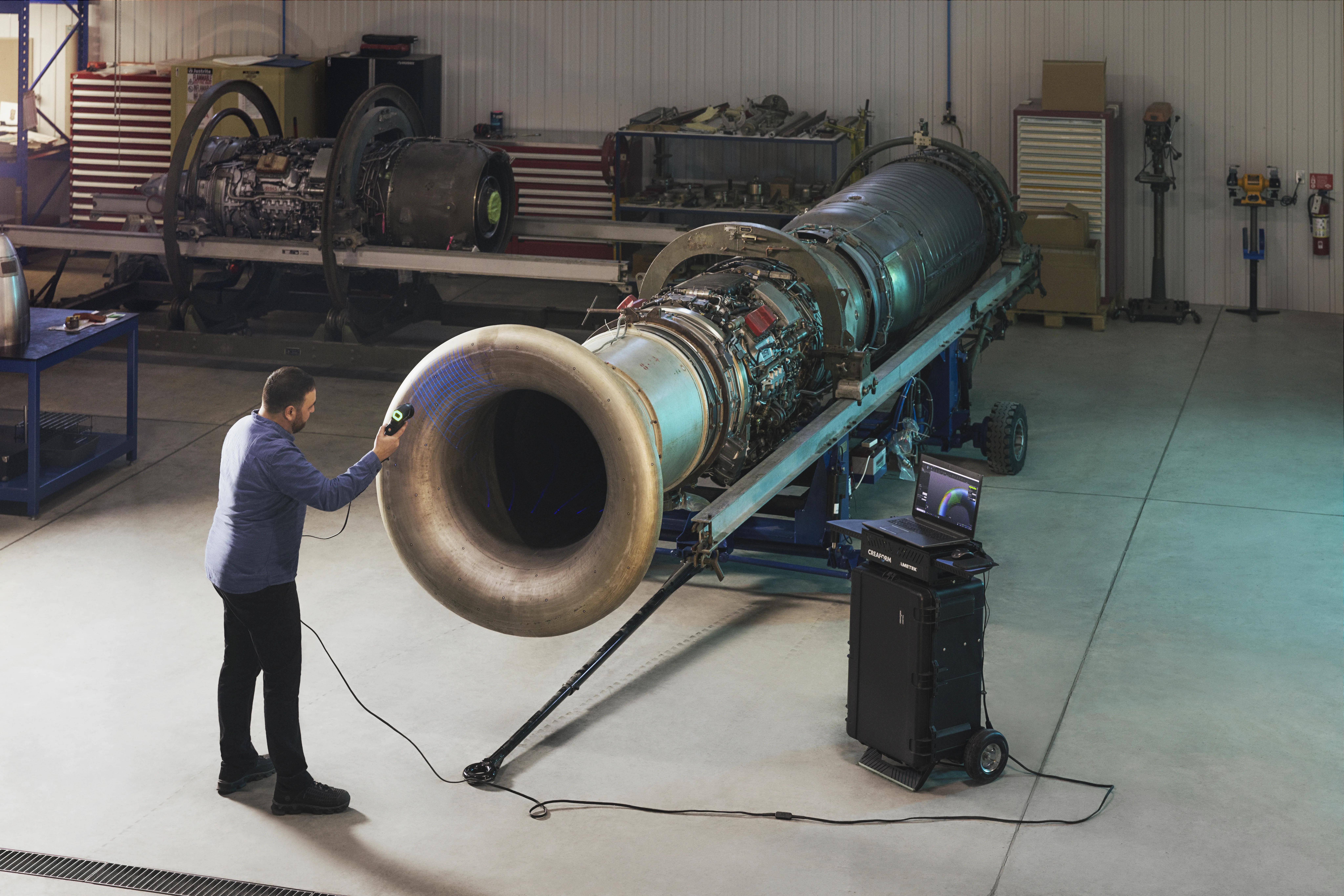 HandySCAN 3D skänner lennundusdetaili kohal lennukihangar taustal