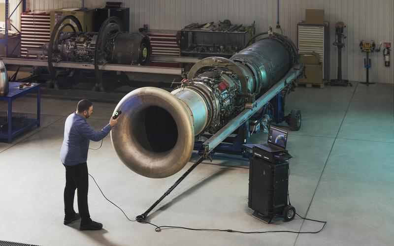 HandySCAN 3D skänner lennundusdetaili kohal lennukihangar taustal