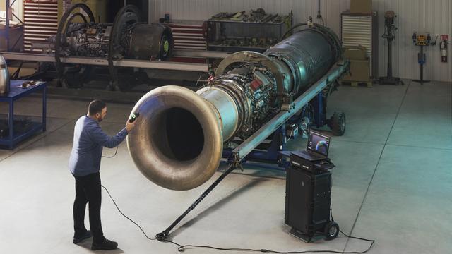 HandySCAN 3D skänner lennundusdetaili kohal lennukihangar taustal