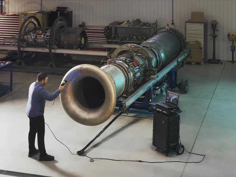 HandySCAN 3D skänner lennundusdetaili kohal lennukihangar taustal