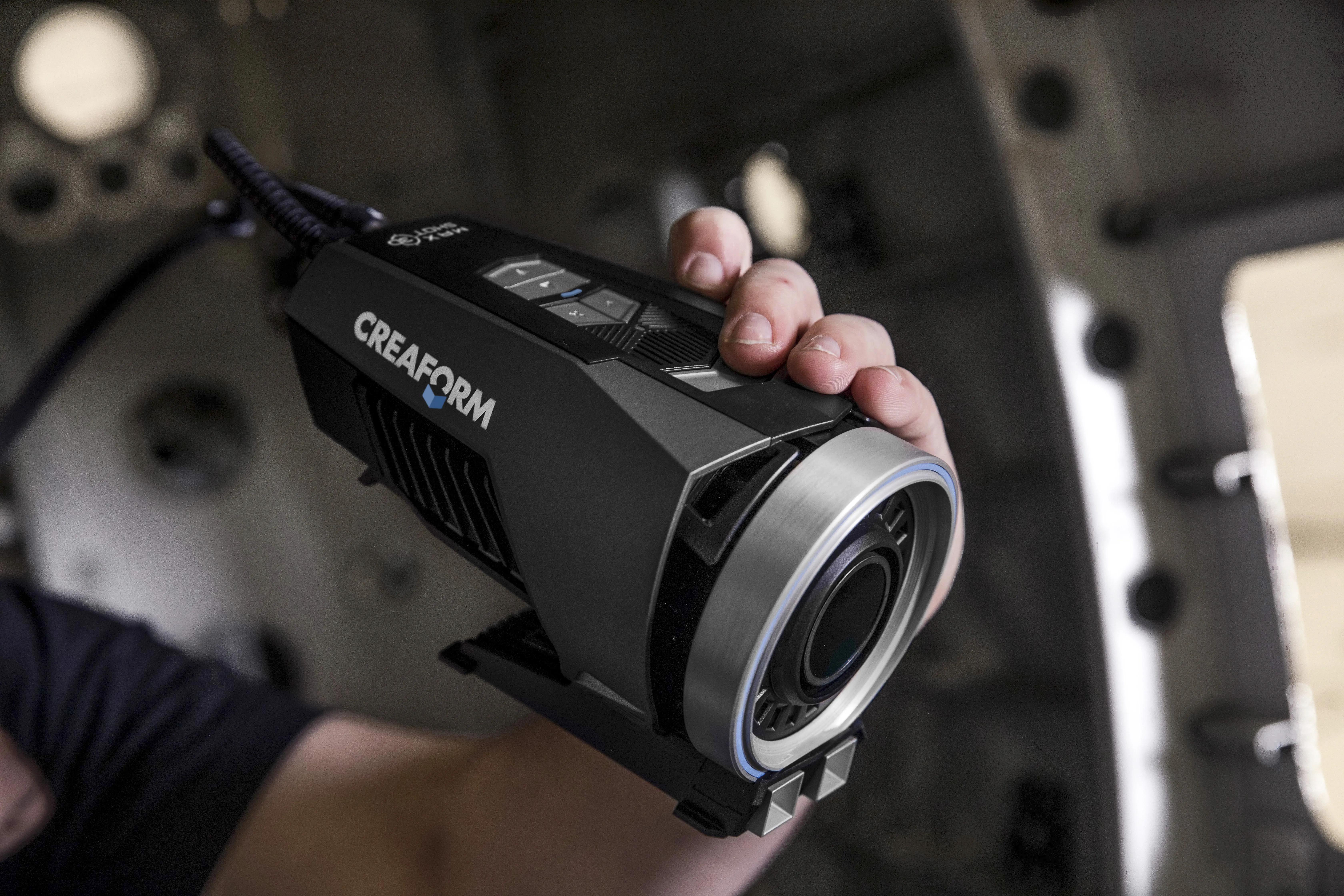 Operaator hoiab MaxSHOT 3D seadet suures metallikonstruktsioonis