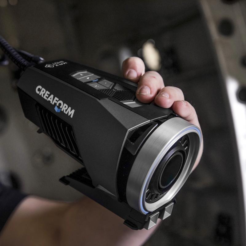 Operaator hoiab MaxSHOT 3D seadet suures metallikonstruktsioonis