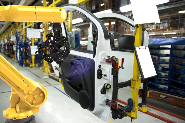 Robotkäsi skannib kinnitatud autoust tehase tootmisliinil