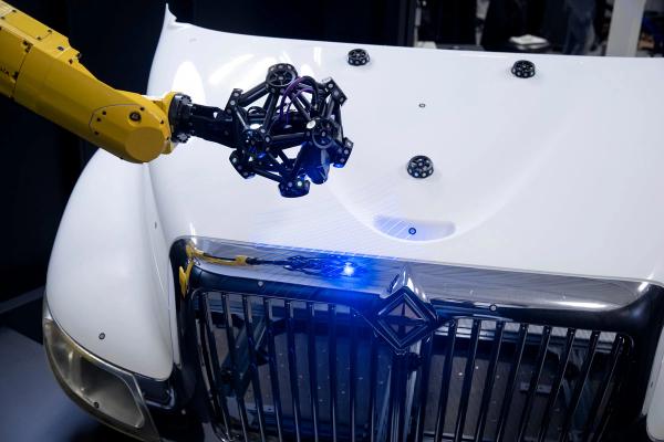 CUBE-R automatiseeritud 3D mõõterakk skaneerib läikivat tootmisosa