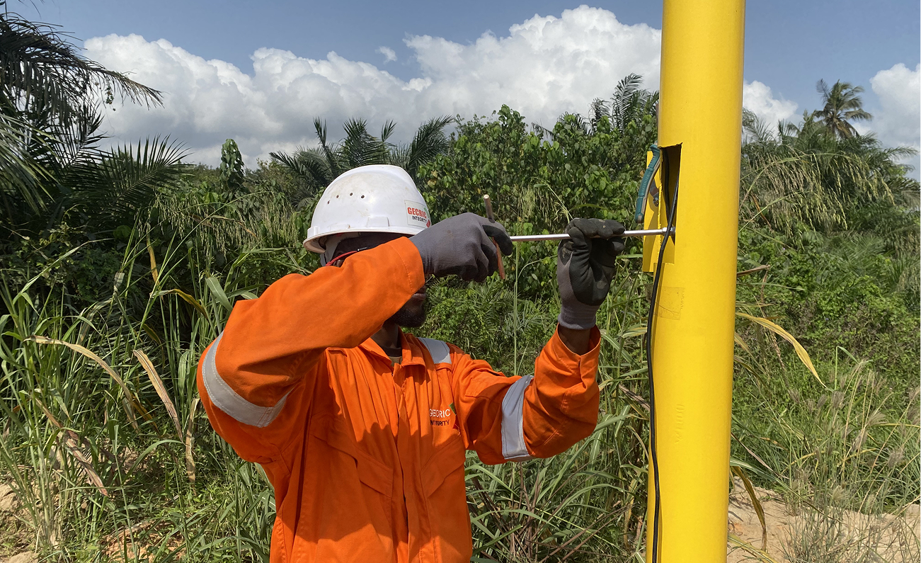 Cathodic protection system installed on a pipeline