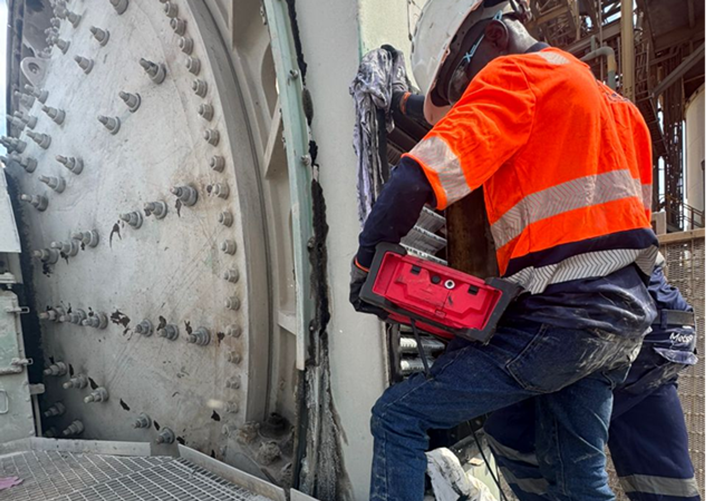 ACFM inspection on a gear shaft during a 24-hour shutdown