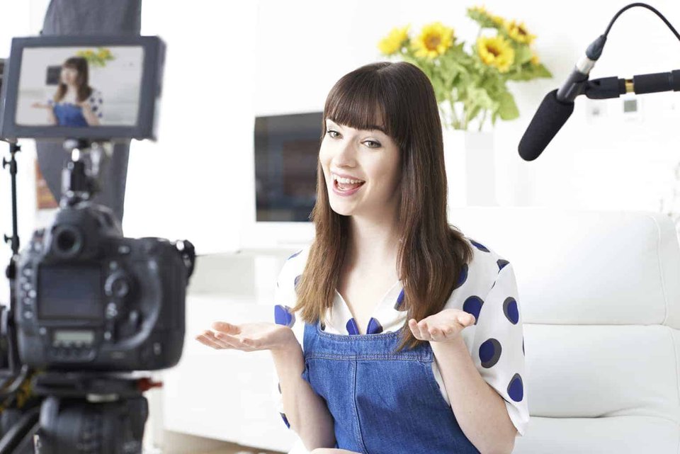 The Secret to a Promo Video That Converts Viewers|A lady explaining ideas to her team