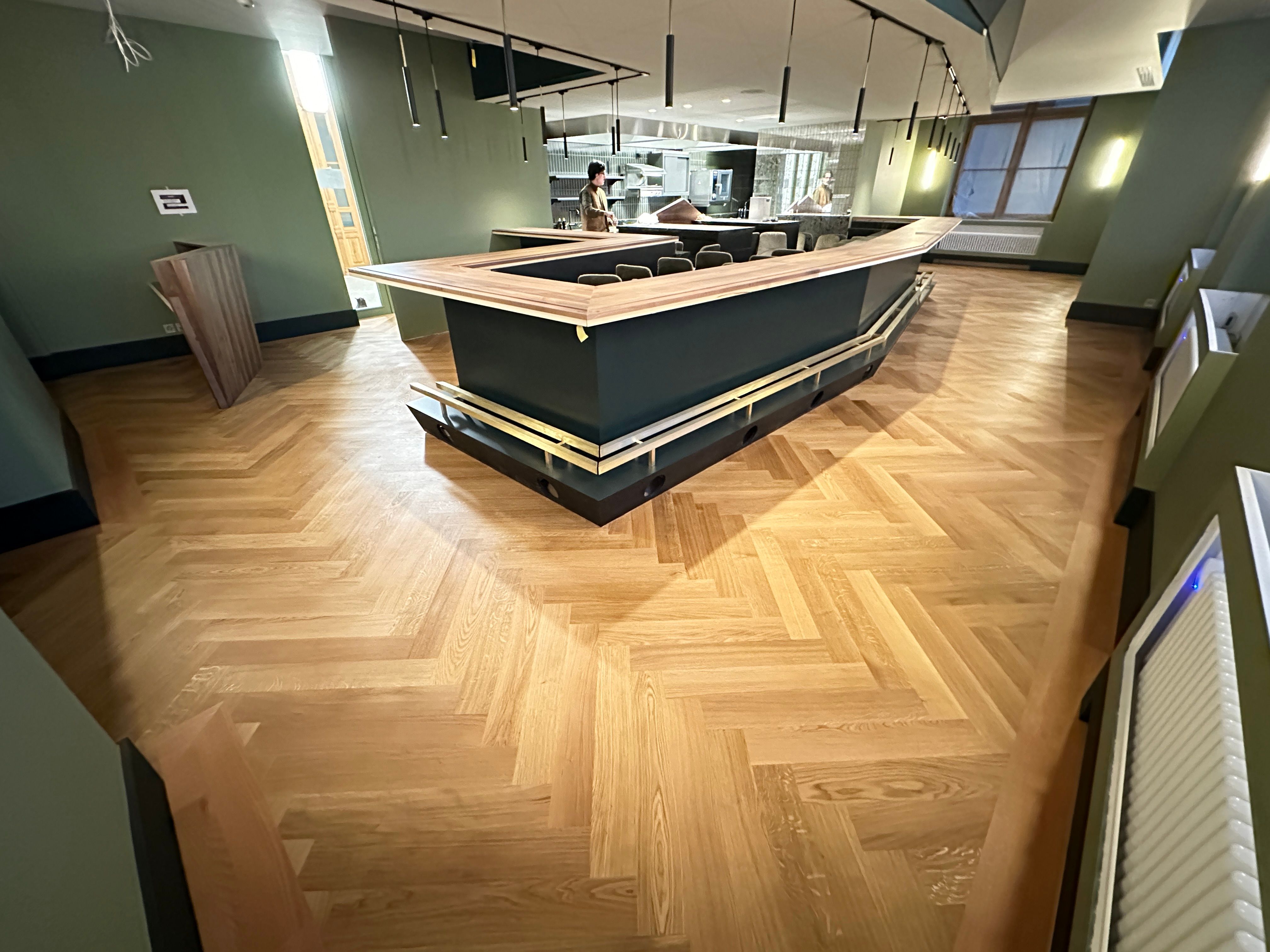 Massiver Eichenparkett im Fischgrat