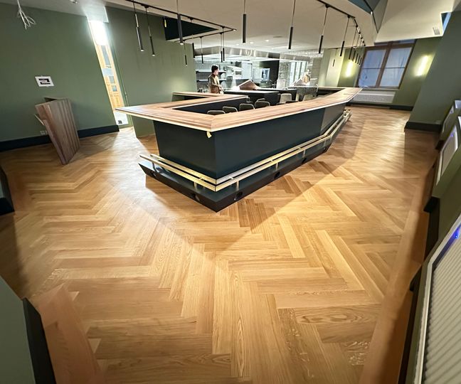 Massiver Eichenparkett im Fischgrat