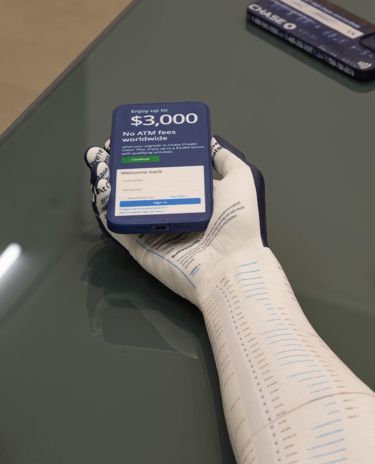 Josh Kline’ın Social Media sergisinden “Professional Default Swaps” (Profesyonel Varsayılan Swap’lar, 2024).
JOSH KLINE: © JOSH KLINE, LISSON GALLERY