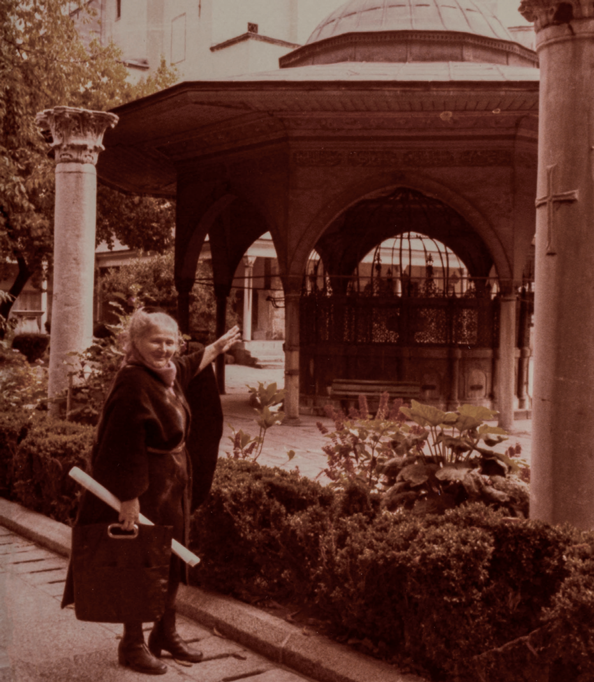 Mualla Eyüboğlu, Ayasofya’da onardığı I. Mahmud Şadırvanı önünde.