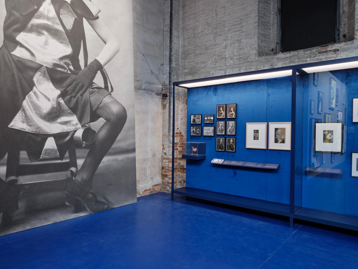 Küratör Cecilia Alemani,2022’de Venedik Bienali tarihinde ilk kez kadınların sayıca çoğunluğunu amaçladı.
VENEDİK BİENALİ: © APFEL, 2022