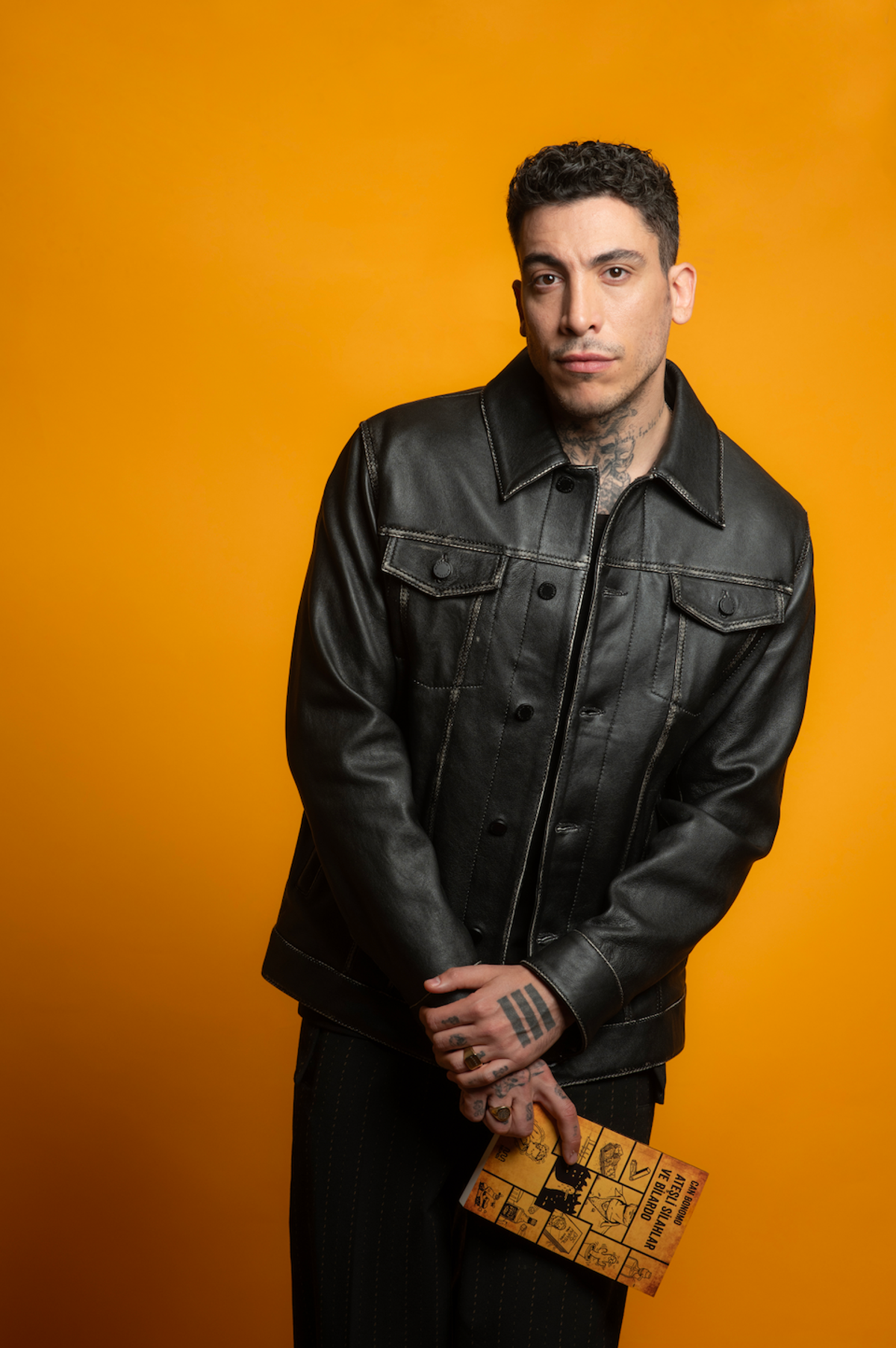 Can Bonomo, ilk romanı Ateşli Silahlar ve Bilardo'da 2020'lerin Türkiye'sinde "köşeyi dönmeye" çalışan genç bir adamın macerasını anlatıyor. 
Fotoğraf: Muhsin Akgün