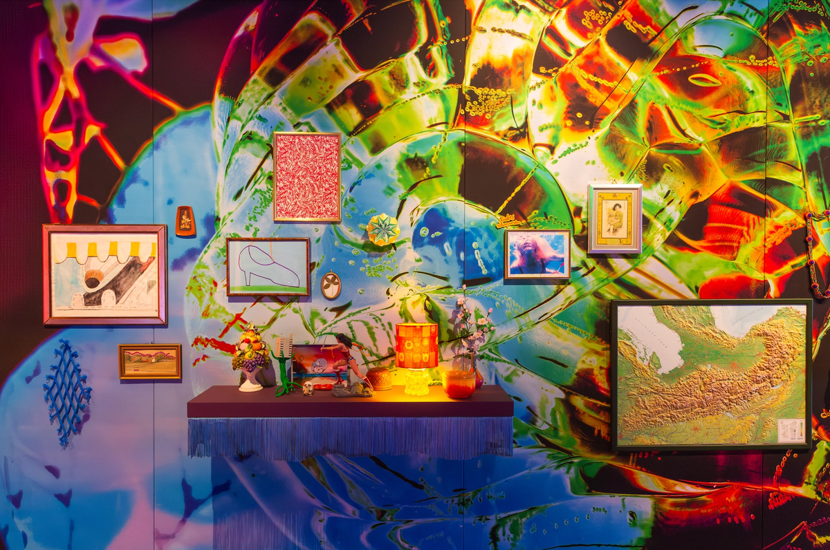 Pipilotti Rist’in Doha’daki Fire Station’da Massimiliano Gioni küratörlüğünde gerçekleşen son sergisi Electric Idyll seyirciyi koltuklara oturmaya, yatağa yatmaya, puflara uzanmaya çağırarak sanatçının yabanıl evine davet ediyor.
© QATAR MUSEUMS, 2024