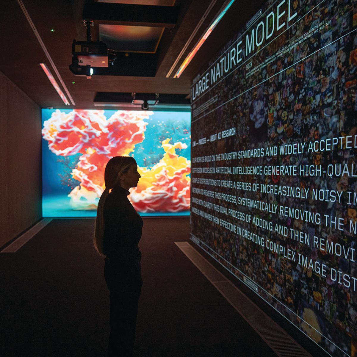 Refik Anadol, Londra’daki son SerpentineGalleries sergisini veri süreci duvarıyla açtı; duvarda Echoes of the Earth: Living Archive sergisi için YZ sanat ürünlerini yaratmak üzere kullanılan verilerin kaynağı ve nasıl modellendiği anlatılıyordu.
SERPENTINE GALLERIES: © HUGO GLENDINNING