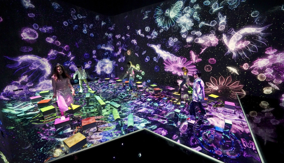 "Balance Stepping Stones in the Invisible World". teamLab Planets tüm duyuları sanat deneyimine dahil etmekle kalmıyor, alımlayıcıya her enstalasyonda aktif bir rol vermesiyle de ayrışıyor.
TEAMLAB