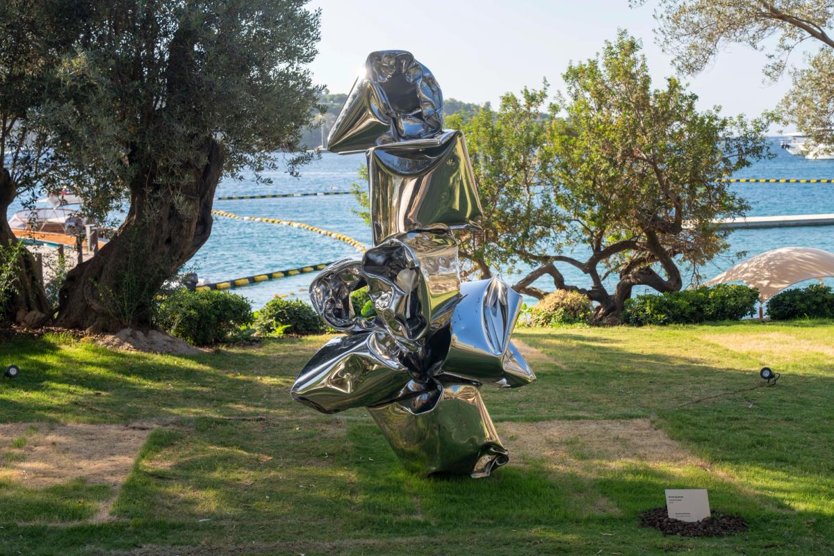 Chroma Lupine, 2024, çizilmiş alüminyum, 233 x 160 x 131 cm