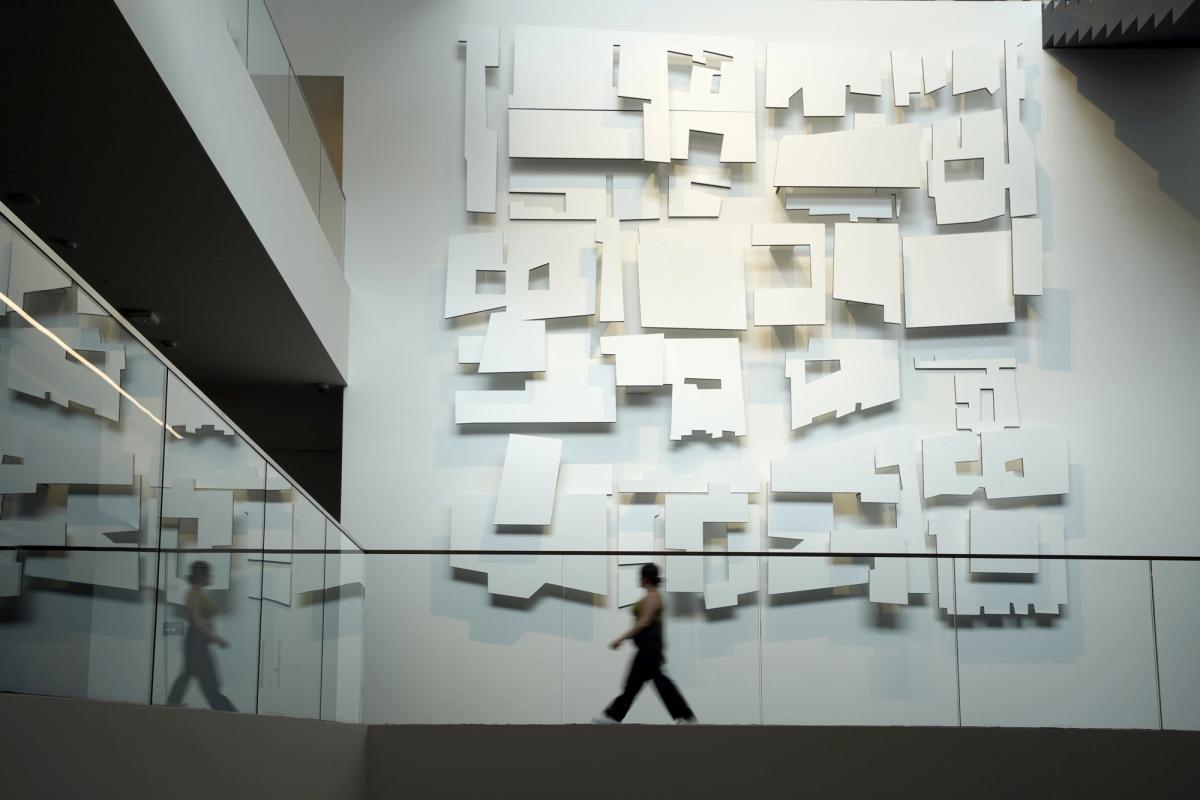 Sanatın tüm disiplinlerini kapsayan programları da olan Arter, koleksiyonuna bağlı ve bağımsız sergiler düzenliyor.