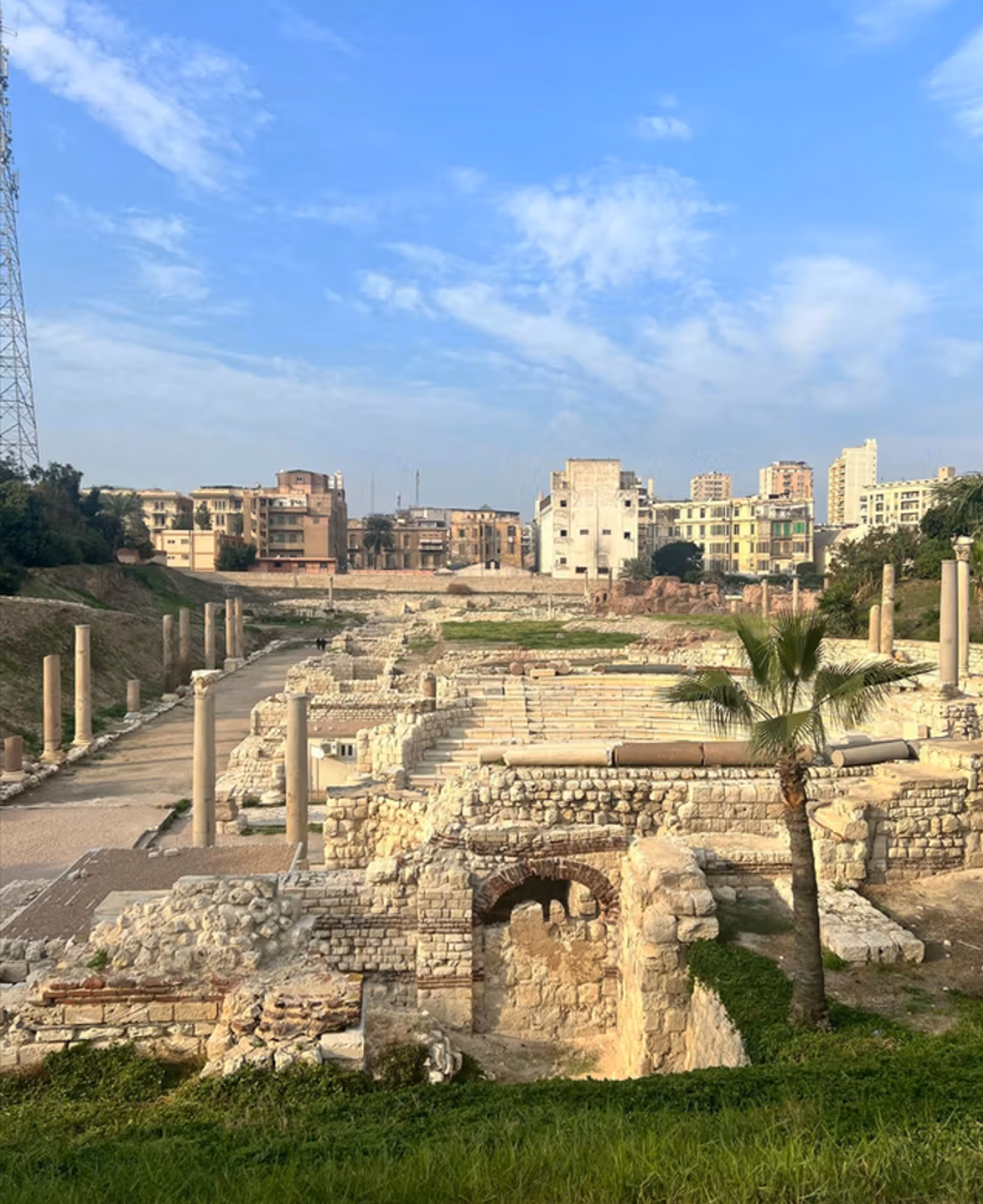 Bienal, kentin tarihini yansıtan Roma tiyatrosu gibi mekânları kullanacak.
İskenderiye Bienali izniyle
