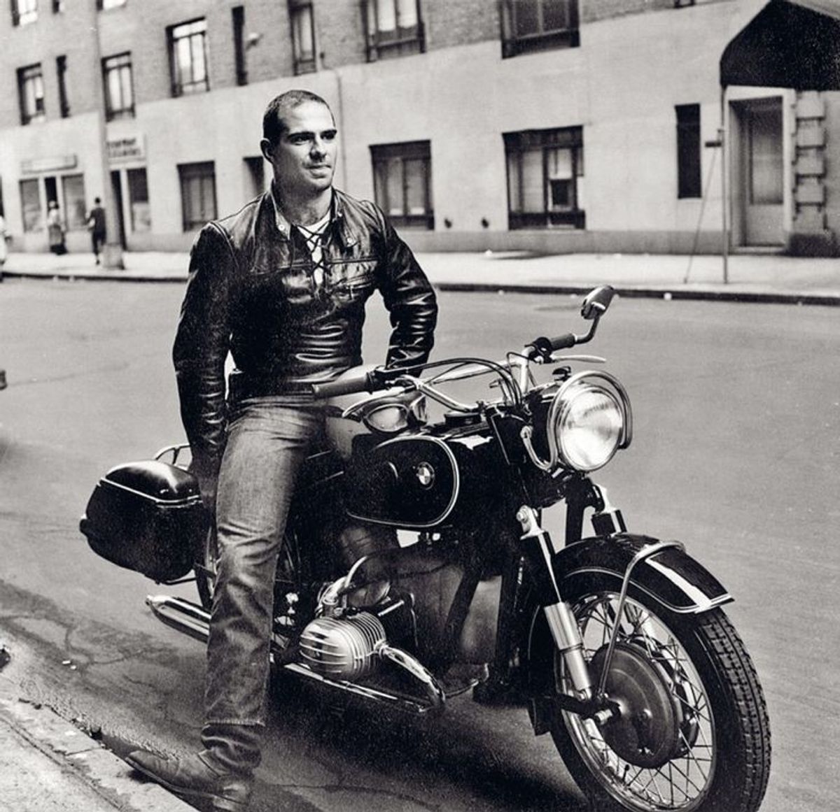 Oliver Sacks Greenwich Village'da, BMW R60 motosikletiyle.
OLIVER SACKS : (C) YAPI KREDİ YAYINLARI