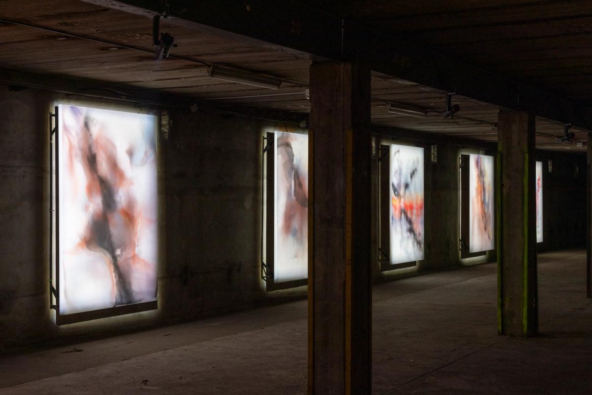 Oliver Beer “Resonance Painting”de (Rezonans Resmi, 2024) zaman içinde değişen insan toplulukları fikrini yansıtıyor.
“RESONANCE PAINTING”: © OLIVER BEER, © THADDAEUS ROPAC, © ALMINE RECH, 2024, FOTOĞRAF: JAIR LANES