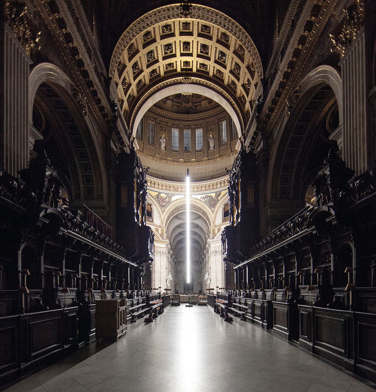Londra'nın simgesel yapıları: Pablo Valbuena'nın St Paul Katedrali'nin transeptinin altında asılı duran interaktif ışık sütunu Aura'sı (2023) ve Moritz Waldemeyer'in St Stephen Walbrook'ta yavaşça dönen bir sarkaca dayanan Halo'su (2023). 

Fotoğraf: (c) Ed Reeves 