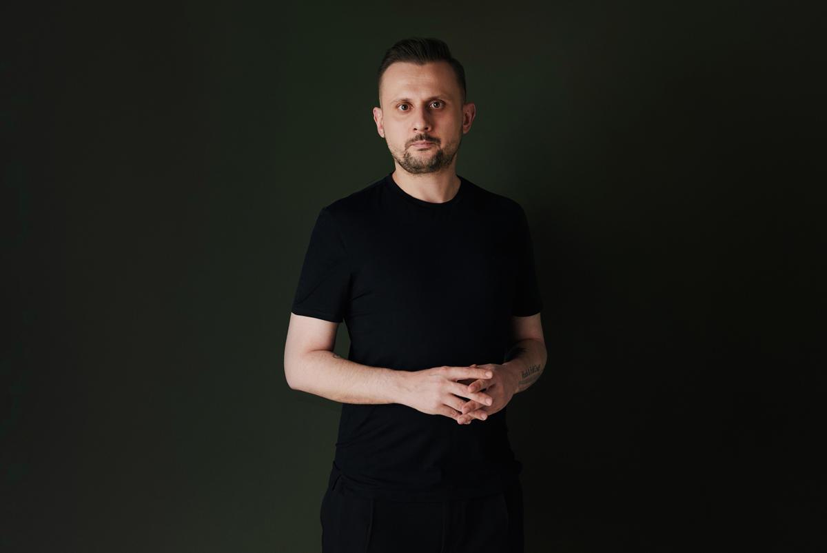 Fatih Tutak İstanbul’a dönüşünü, “Asya’da kazandığım teknik ustalık ve kültürel derinlik, İstanbul’un çok katmanlı yapısıyla buluştuğunda, ortaya daha rafine ama bir o kadar da içgüdüsel bir mutfak dili çıkıyor,” sözleriyle tanımlıyor.
PORTRE: © FATİH TUTAK, PORTRE: © FATİH TUTAK, THE PENINSULA ISTANBUL