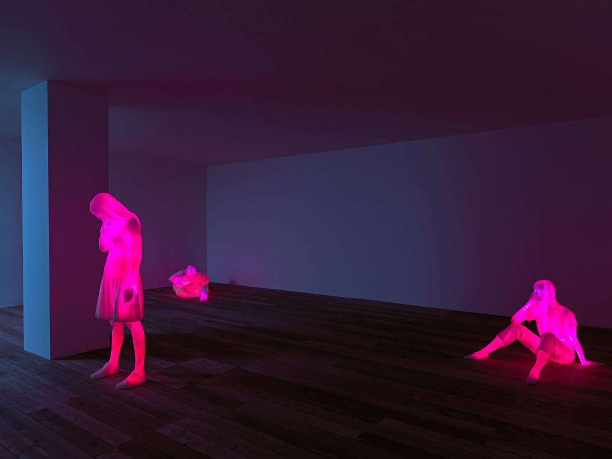 “3 Modern Figures (don’t forget to breathe)” (2018), sergiden görünüm. Aitken birçok işinde yeni medyayı ve bireyin izolasyonunu ele alıyor.
“3 MODERN FIGURES”: © DOUG AITKEN / 303 GALLERY, NEW YORK / GALERIE EVA PRESENHUBER, ZÜRİH / VICTORIA MIRO, LONDRA / REGEN PROJECTS, LOS ANGELES, FOTĞRAF: HADİYE CANGÖKÇE, BORUSAN CONTEMPORARY